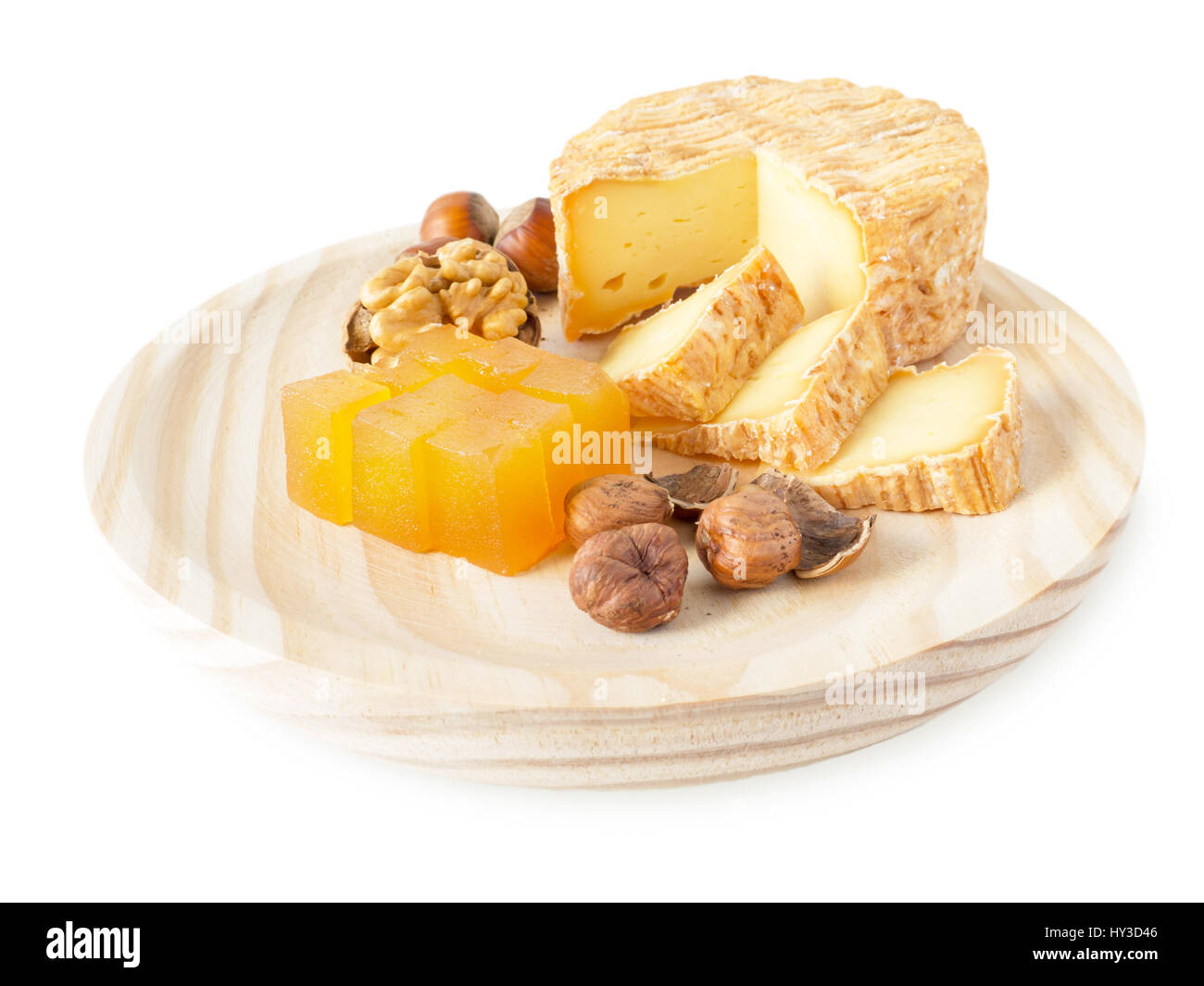 Soft croûte lavée, noisettes, noix et de la marmelade sur la planche de bois texturé isolated on white Banque D'Images