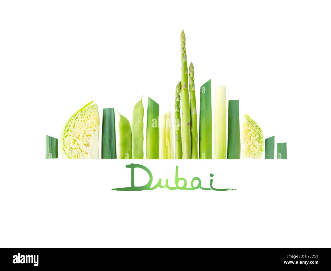 Dubaï cityscape with skyscrapers et les repères faits de légumes verts : asperge, choux, poireaux et haricots Banque D'Images