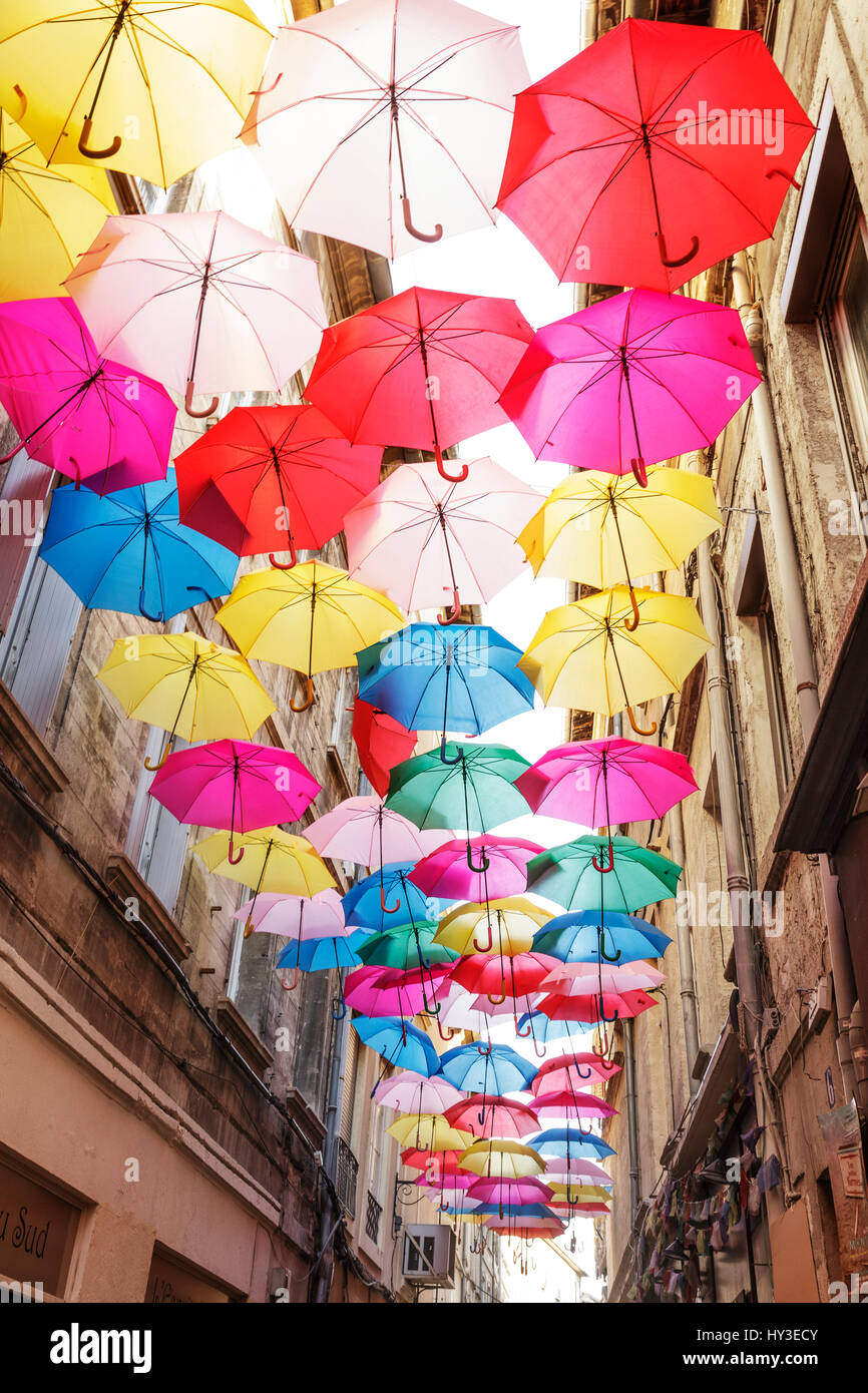 France, Provence-Alpes-Côte d'Azur, Avignon, parasols colorés planent sur  rue de la vieille ville Photo Stock - Alamy