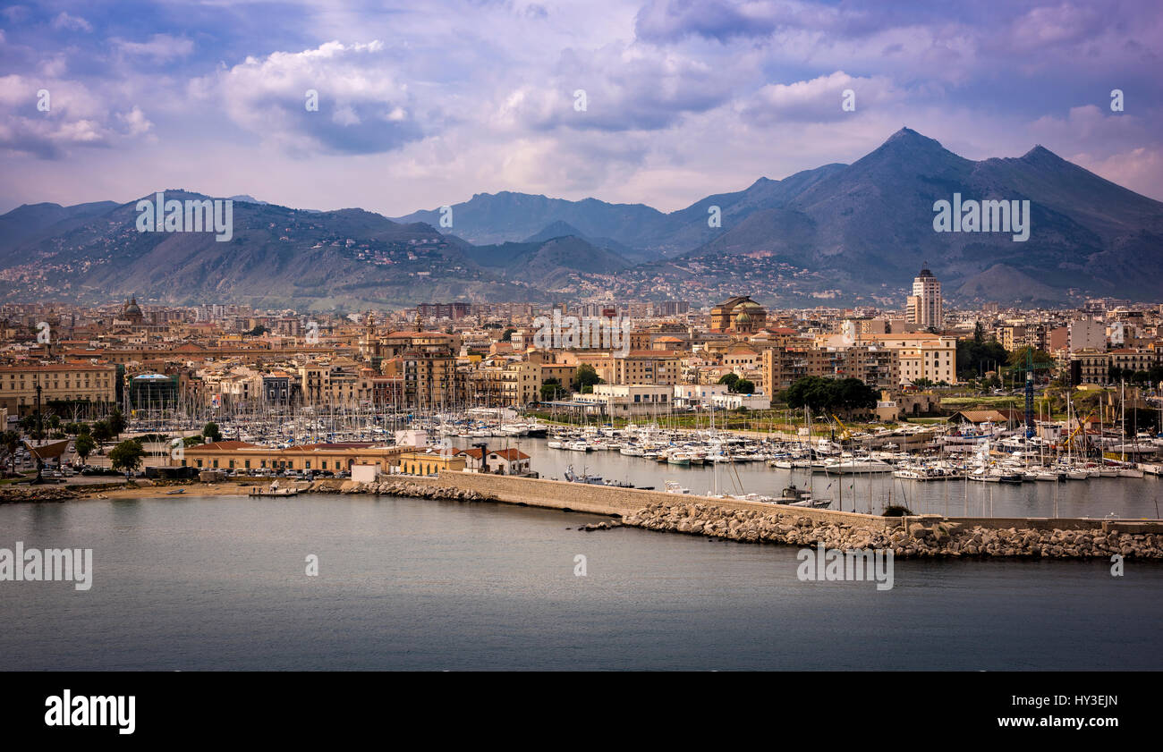 L'Italie, la Sicile, Palerme, le bord de l'île de ville et montagnes en arrière-plan Banque D'Images