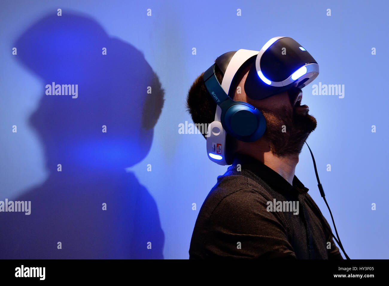 Barcelone - 16 juin : Un homme essaye la Playstation VR (Virtual Reality) verres au festival Sonar le 16 juin 2016 à Barcelone, Espagne. Banque D'Images