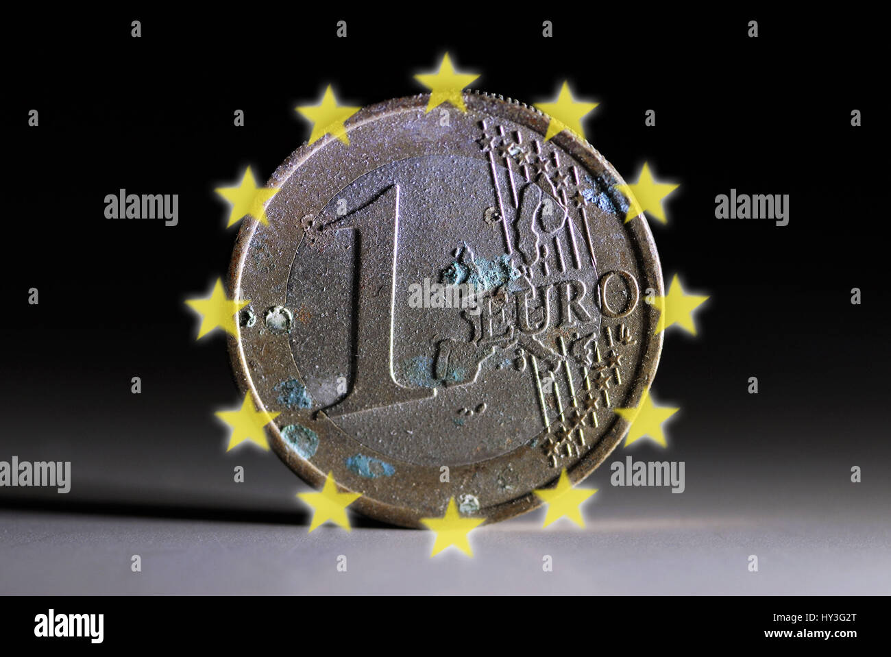 Angeschimmelte-euro coin l'un et de l'UE étoile, euro-cours, Angeschimmelte  Ein-Euro-Münze und EU-Sterne, Euro-Kurs Photo Stock - Alamy