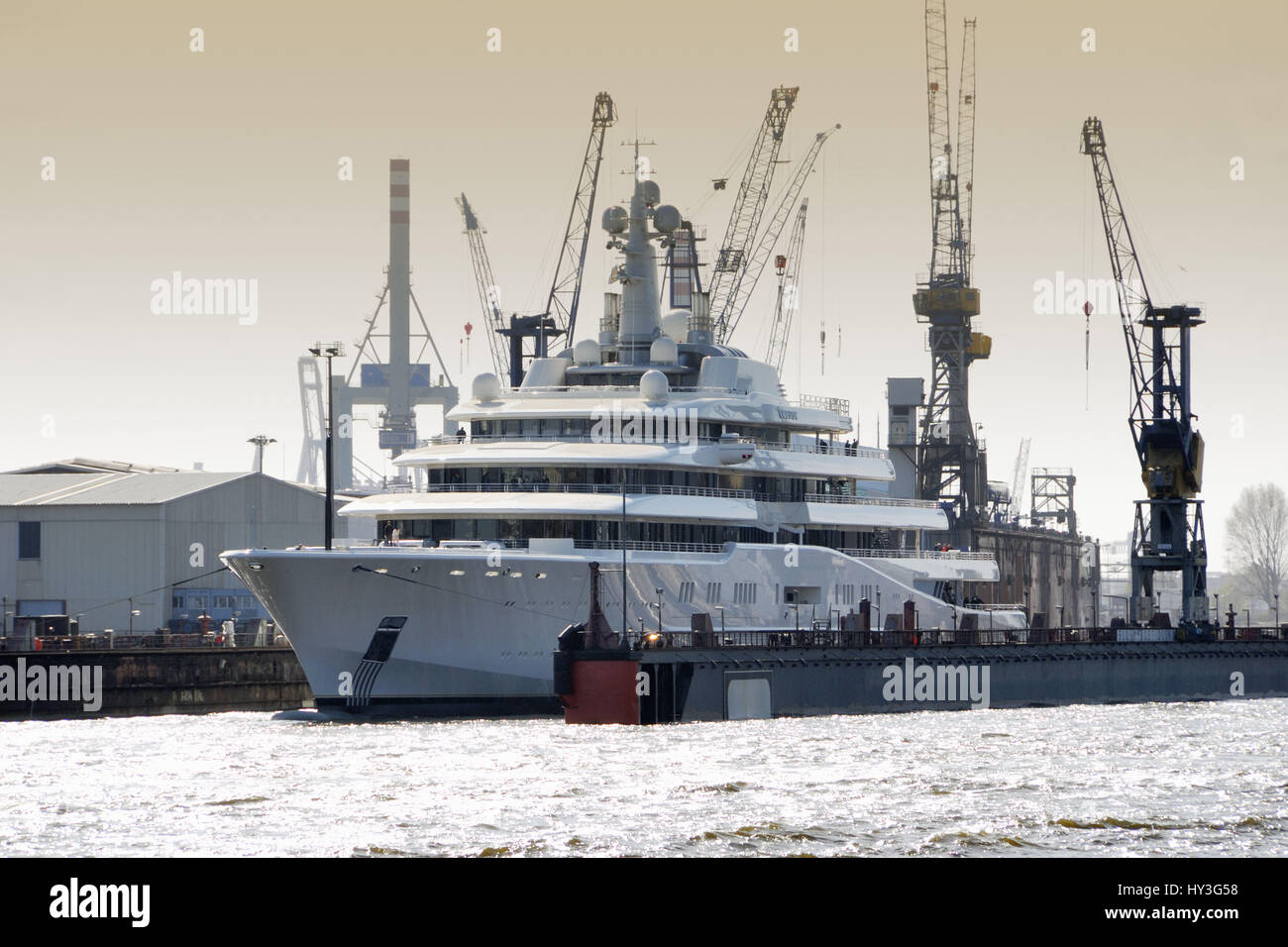 Le méga yacht Eclipse dans le dock de natation Blohm et Voss dans le port d'Hambourg, Allemagne, Europe, die im von Schwimmdock Eclipse Megayacht Blohm Banque D'Images