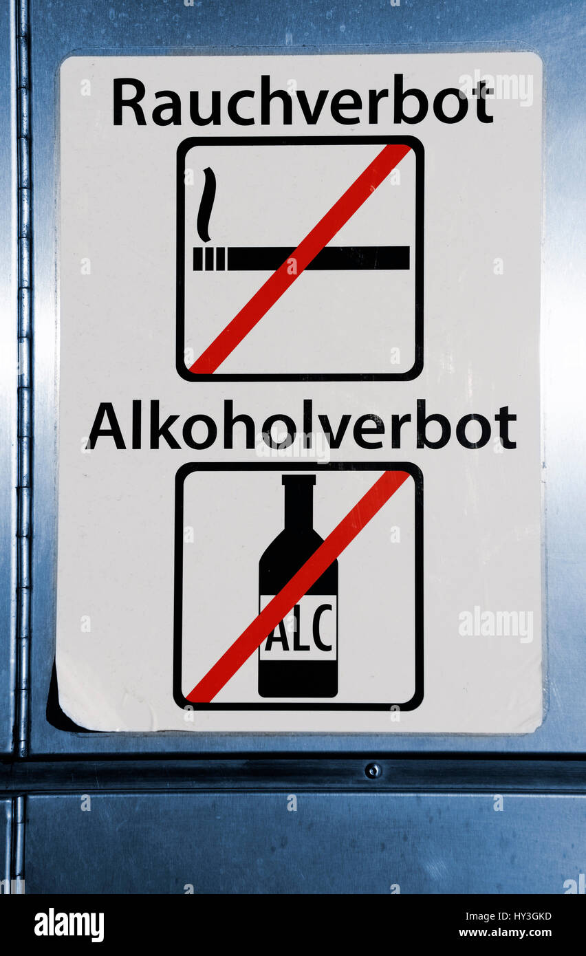 Interdiction de fumer et l'interdiction de l'alcool dans une gare ferroviaire à Hambourg, Allemagne, Europe, Rauch- und Alkoholverbot in einer Bahnstation à Hambourg, Banque D'Images