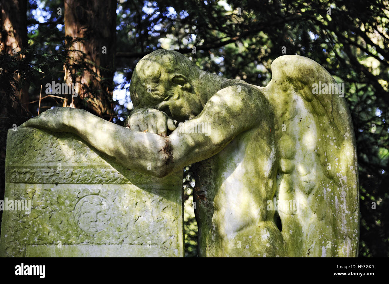 Statue d'un ange masculin sur le cimetière Ohlsdorfer à Hambourg, Allemagne, Statue eines Engels männlichen auf dem Ohlsdorfer Friedhof Hamburg, Deutschland Banque D'Images