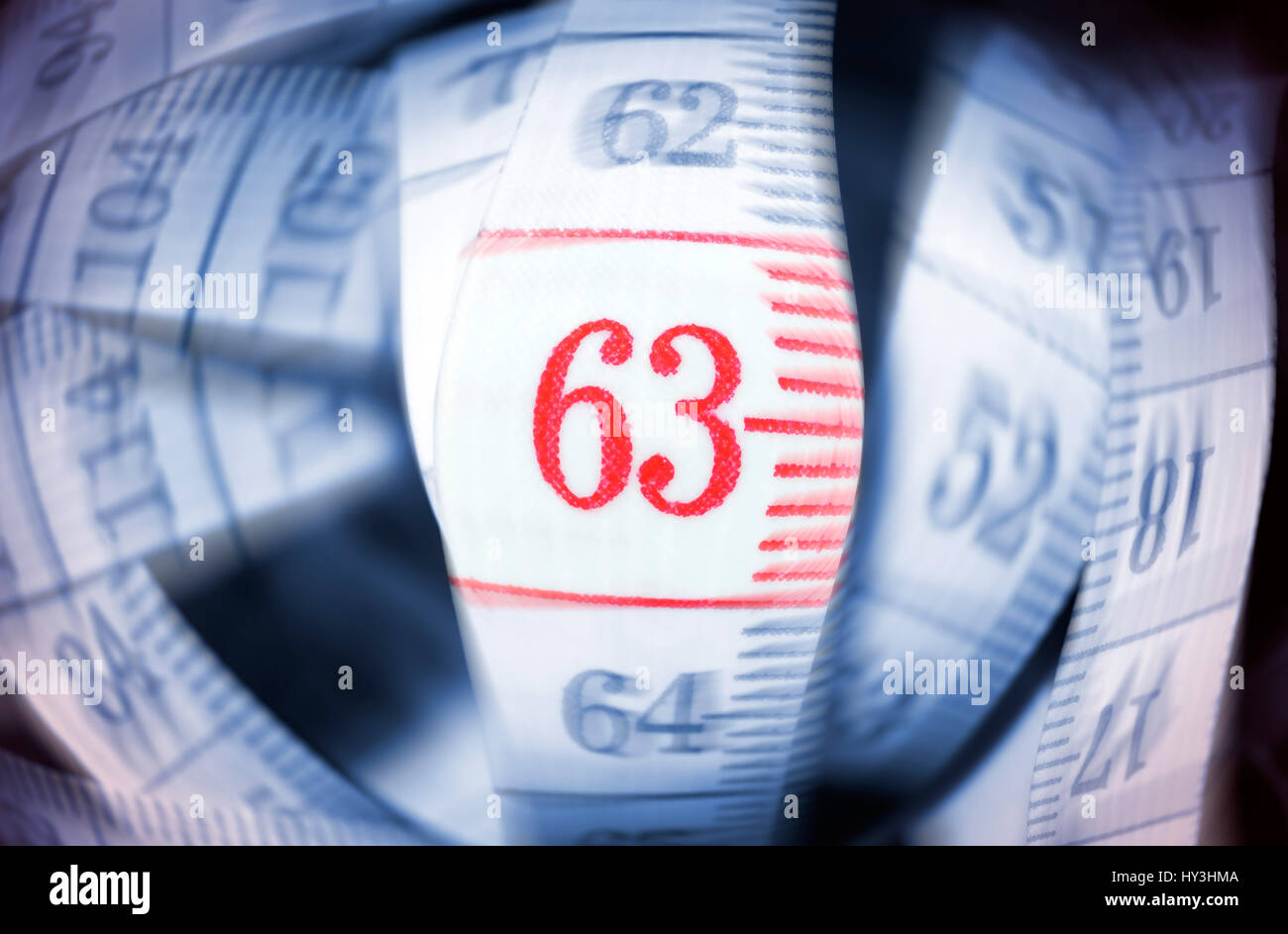 Avec le nombre de bandes de dimension 63, photo symbolique avec pension, 63 Maßband mit der Zahl, Symbolfoto 63 Rente mit 63 Banque D'Images