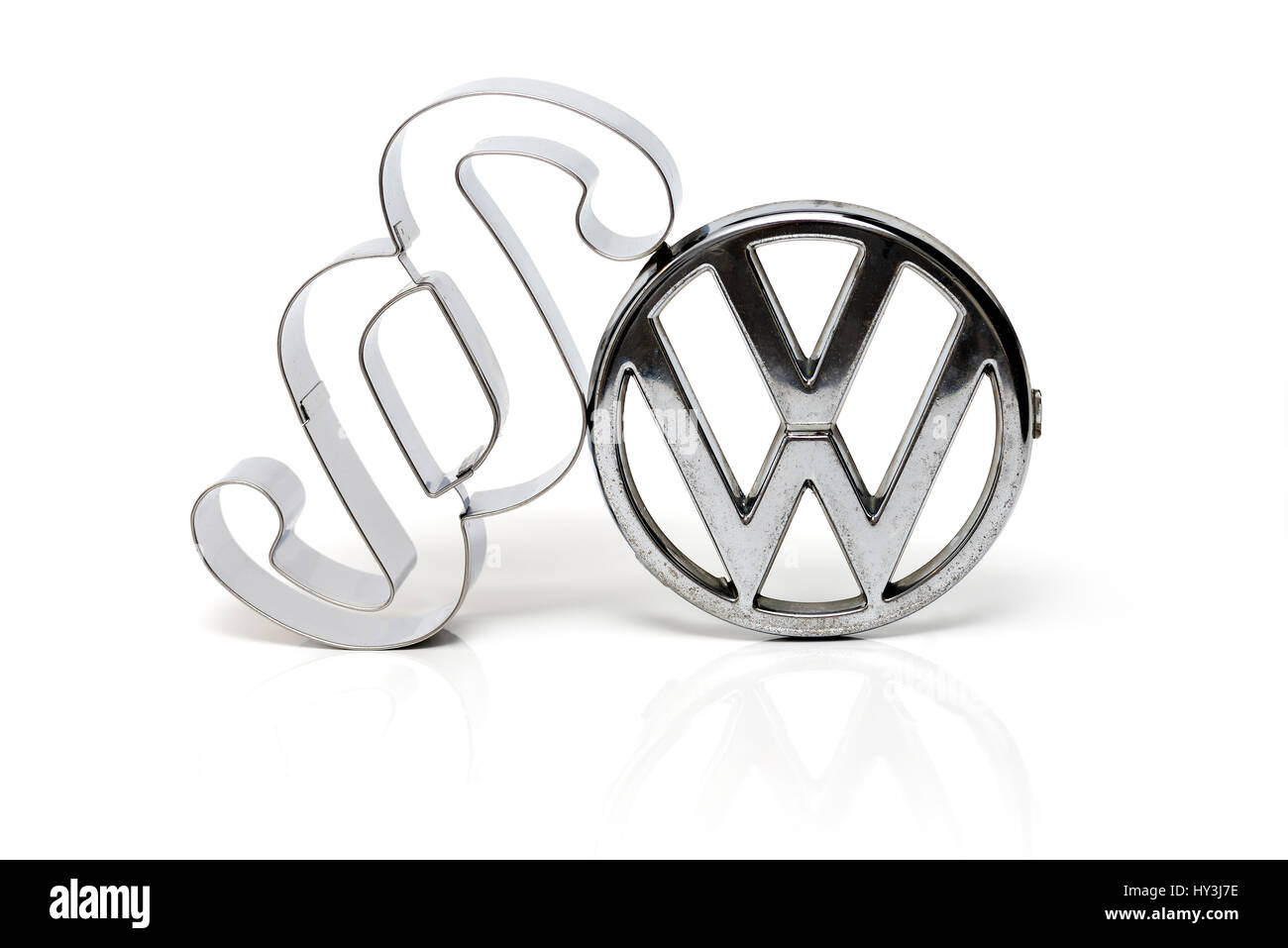 Logo VW et signe la section, les punitions après le scandale des gaz d'échappement, le logo VW-Paragraphenzeichen, Strafen und nach dem Abgasskandal Banque D'Images