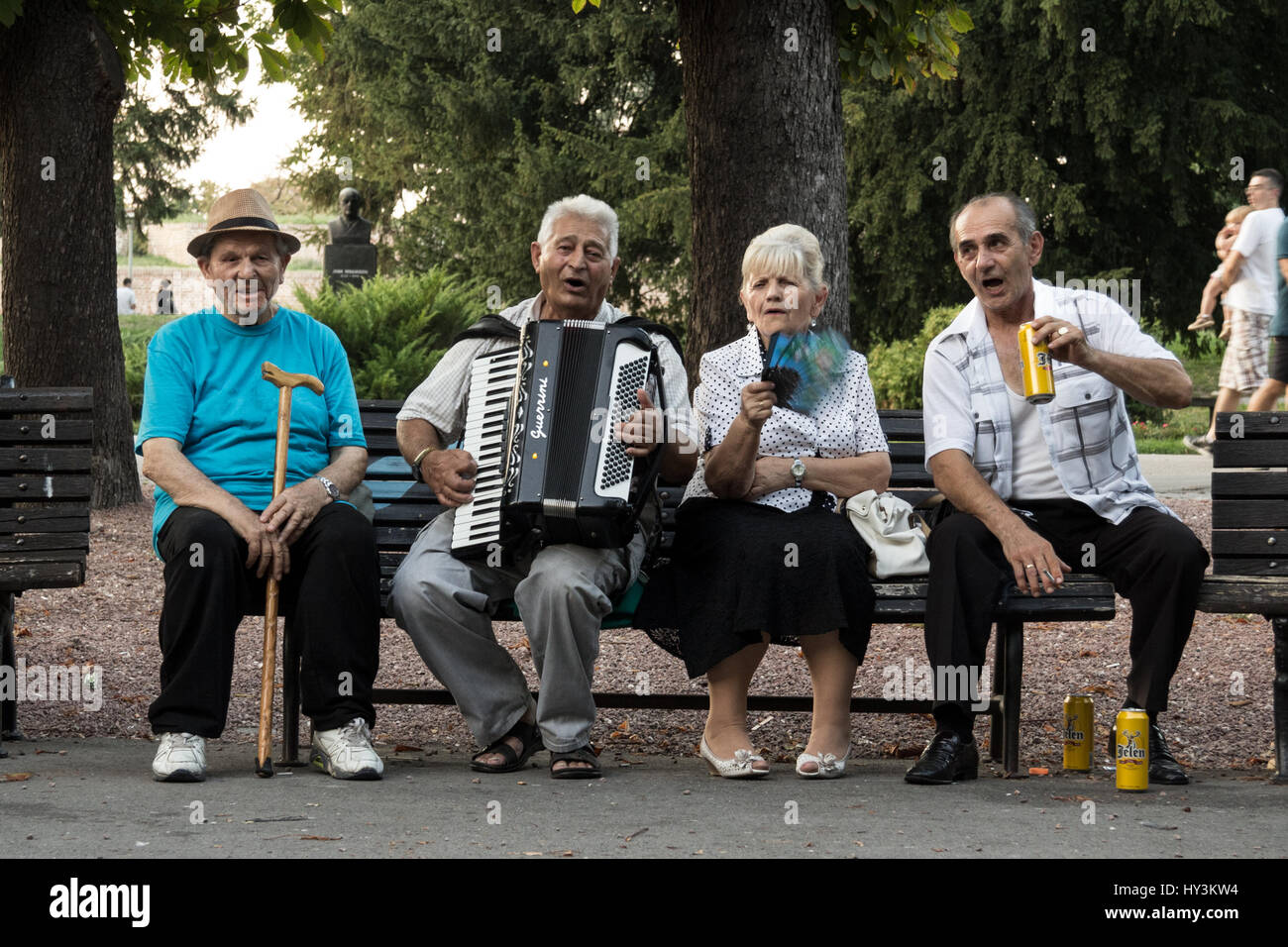 Belgrade, Serbie - 30 août 2015 : les vieux serbe célébrant, à l'accordeon et de boire de la bière locale photo de la fête dans le senior serbes Banque D'Images