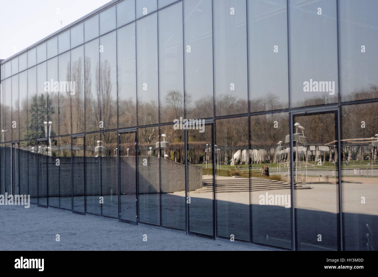 La Halle du Centenaire (Hala Stulecia) dans la région de Wroclaw. Mur de verre. La Pologne. Banque D'Images