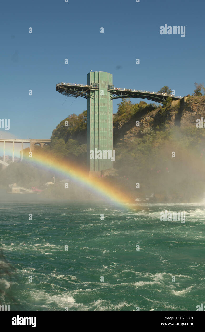 Tour d'observation avec rainbow Banque D'Images