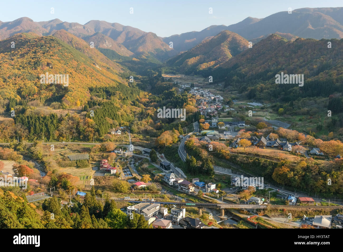 Vue de Yamadera Temple de vallée avec maisons et montagnes environnantes aux couleurs de l'automne à Yamagata, Japon Banque D'Images