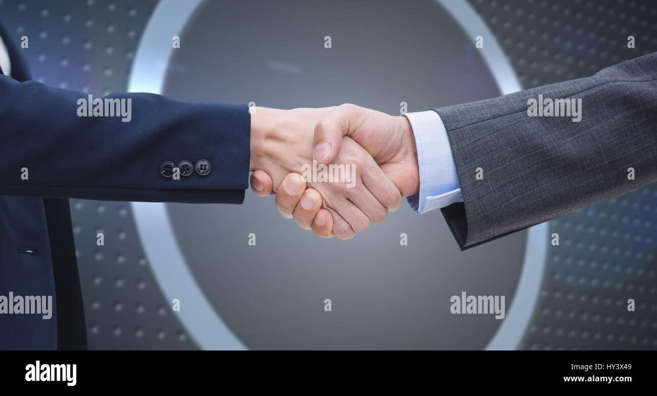 Les entrepreneurs se serrer la main contre point gris sur l'arrière-plan technique avec des pixels Banque D'Images