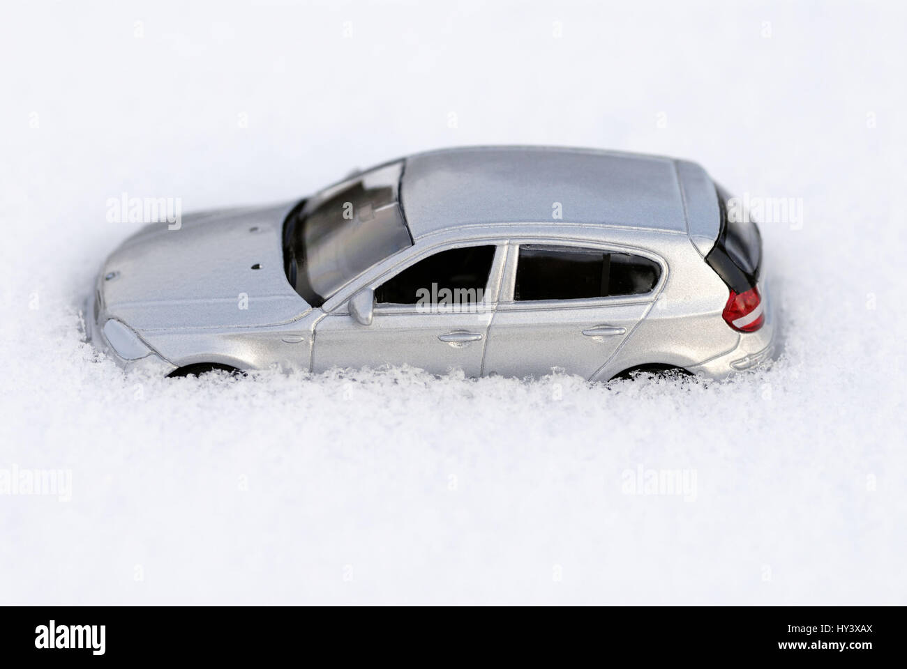 Miniature de voiture dans la neige submergé, Miniaturauto versunken im Schnee Banque D'Images