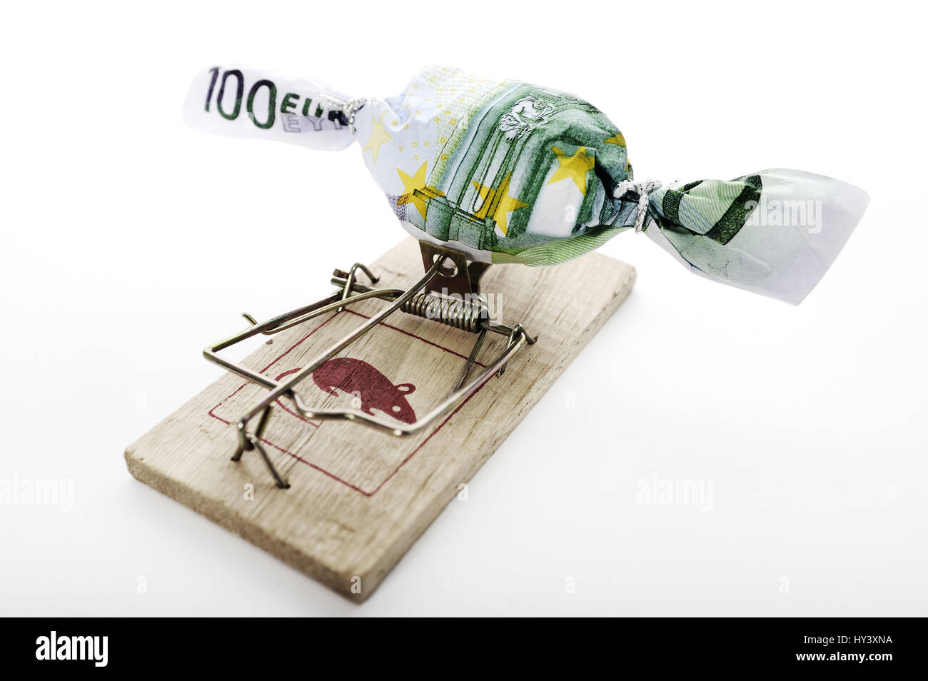 Dans muffledly doux billet de banque sur mousetrap, photo symbolique à la dette, en cas Bonbon Geldschein eingewickelt auf Mausefalle, Symbolfoto Schuldenfalle Banque D'Images
