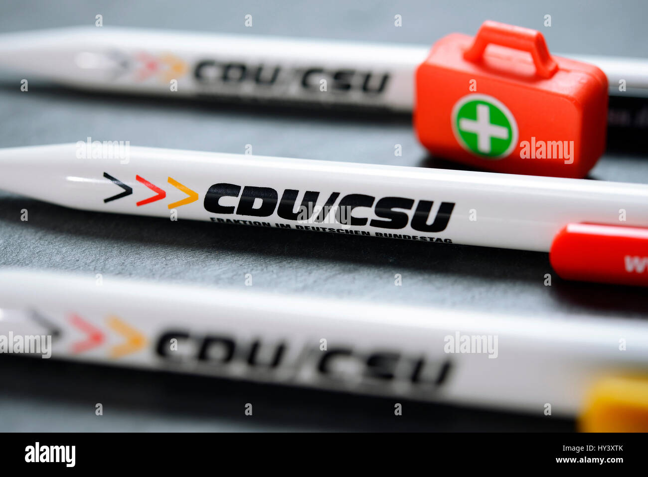 Stylo à bille avec logo de la CDU / CSU et du médecin d'urgence, valises partie querelle, Kugelschreiber Logo mit der CDU/CSU und Notarztkoffer, Parte Banque D'Images