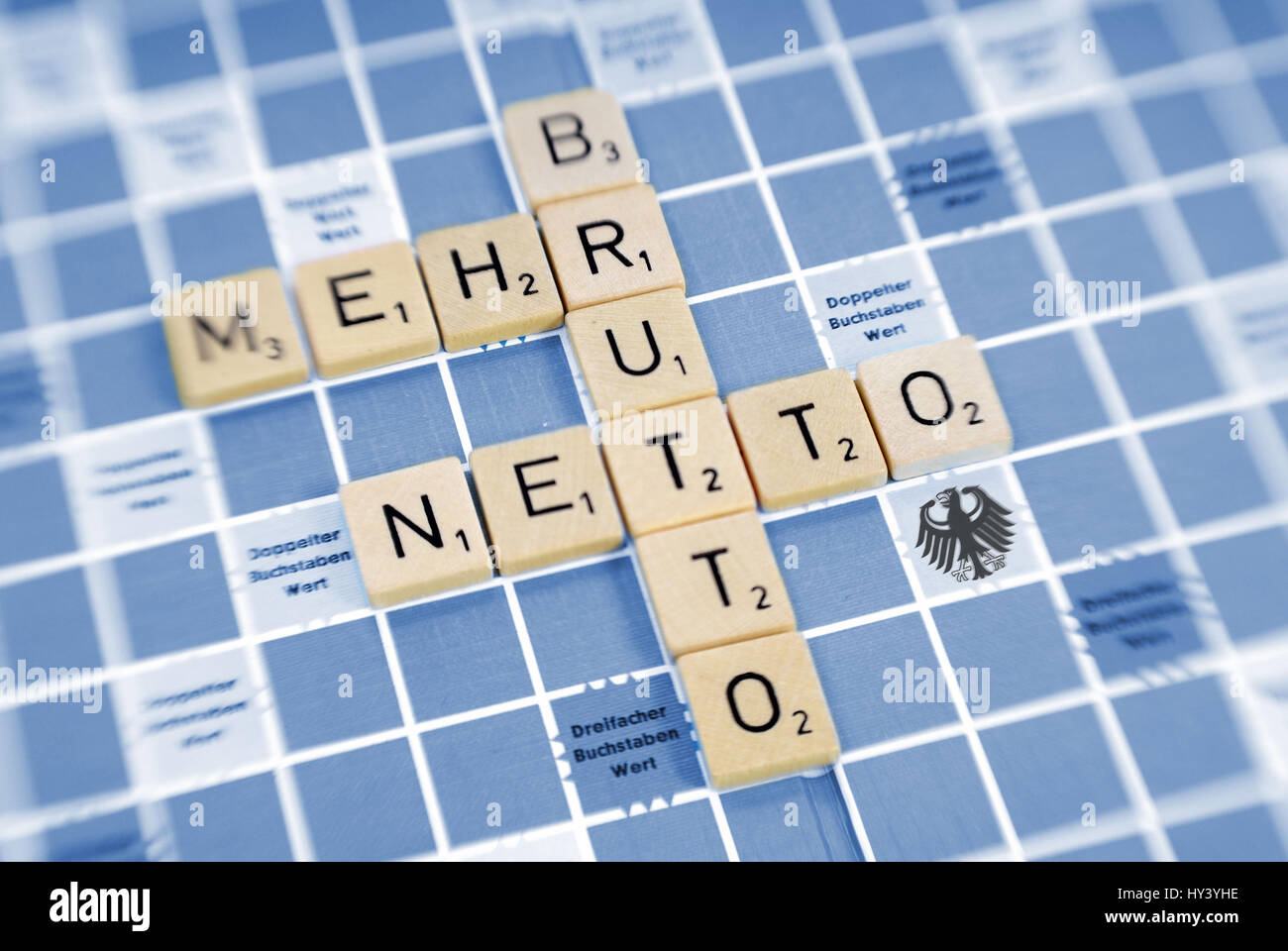 Les mots - Brut Net plus de jeu composé de pierres, de l'abaissement de l'impôt, photo symbolique Die Woerter Brutto Netto - mehr aus Spielsteinen zusammengesetzt, Sym Banque D'Images