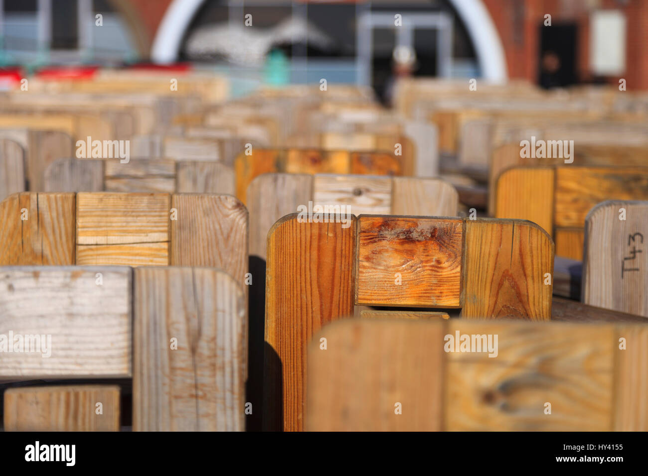 Tables et chaises en bois empilés mois ebeachfront à Brighton, East Sussex, Angleterre Banque D'Images