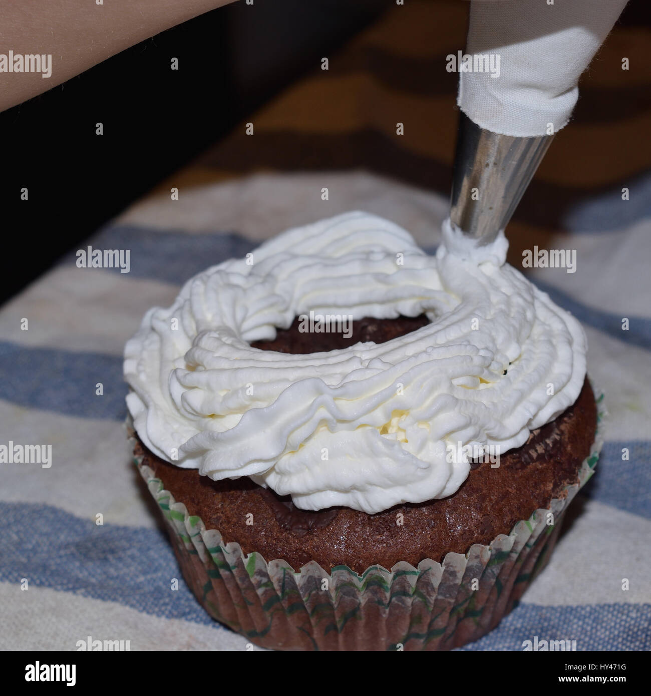 Gâteaux de tasse de crème et diverses décorations colorées Banque D'Images