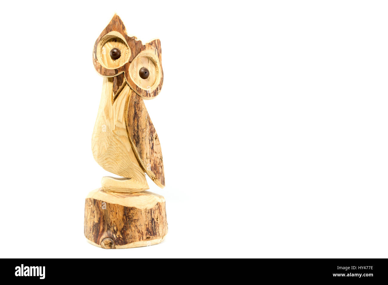 Owl sculpté sur bois naturel tronc isolé sur fond blanc Banque D'Images