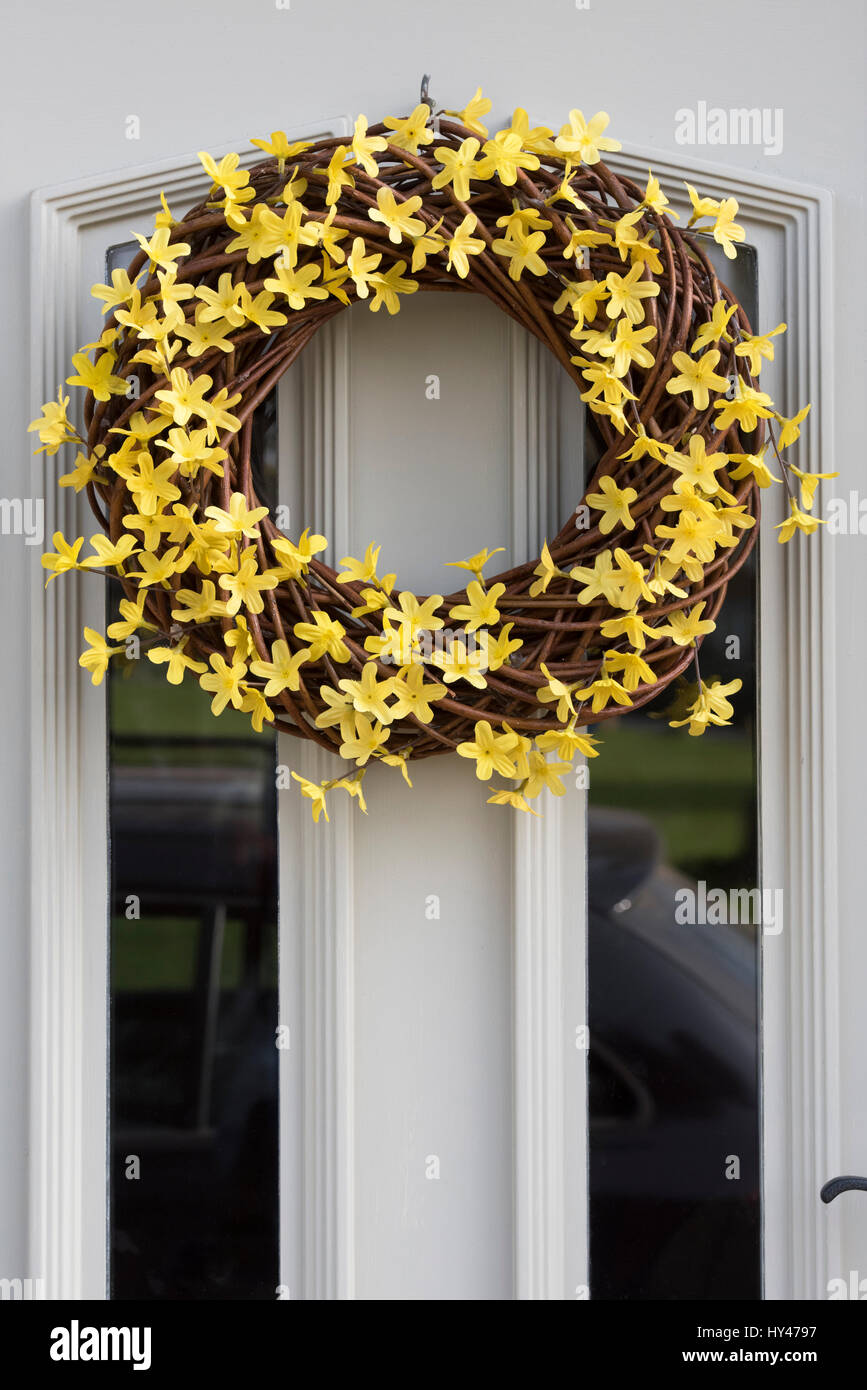 Plastique printemps jonquille artificielle guirlande de fleurs accroché sur  une porte. Oxfordshire, Angleterre Photo Stock - Alamy