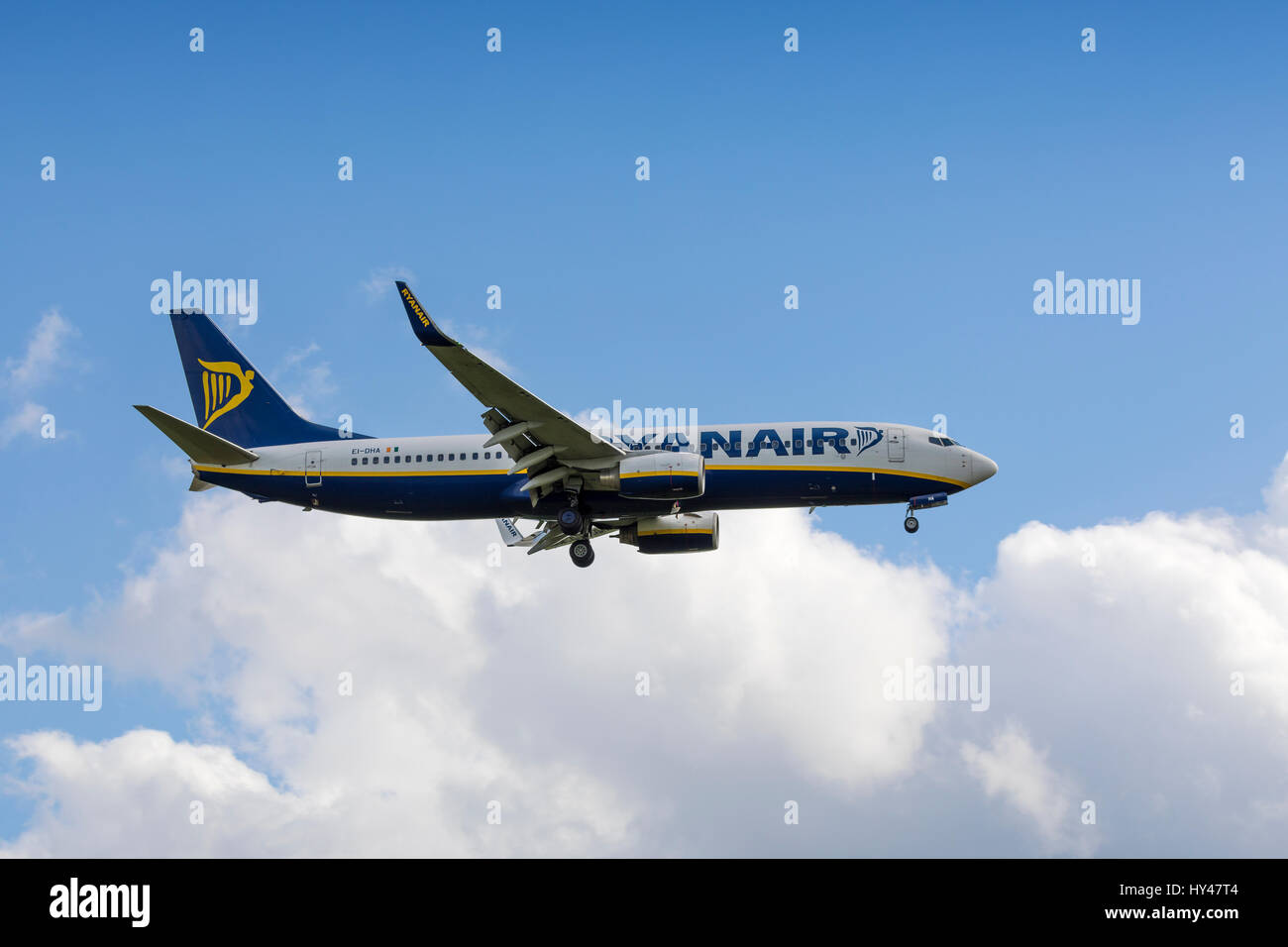 Ryanair Boeing 737 8comme l'inscription EI-DHA landing le 31 mars 2017 à l'aéroport de Londres Luton, Bedfordshire, Royaume-Uni Banque D'Images