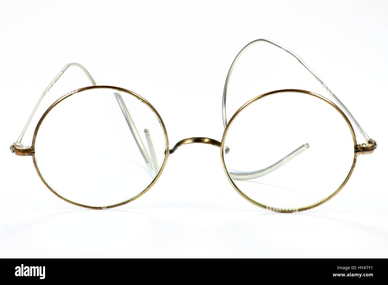 Verres anciens isolé sur fond blanc Banque D'Images