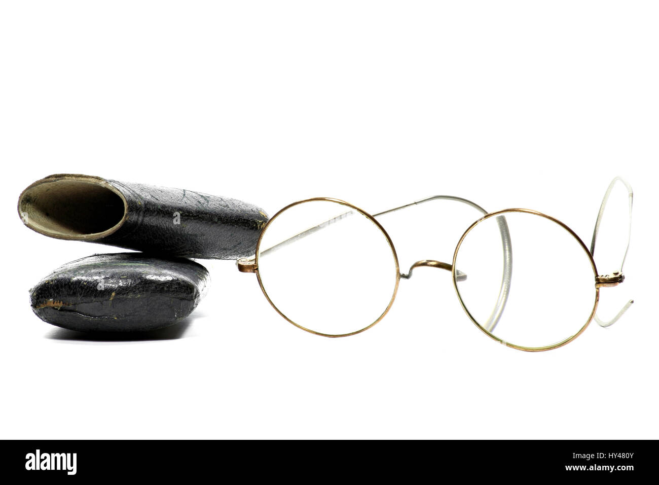Verres anciens avec cas isolé sur fond blanc Banque D'Images