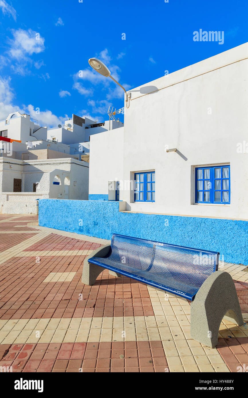 Banc et maisons traditionnelles en Las Playitas Village de pêcheurs sur la côte sud de Fuerteventura, Îles Canaries, Espagne Banque D'Images