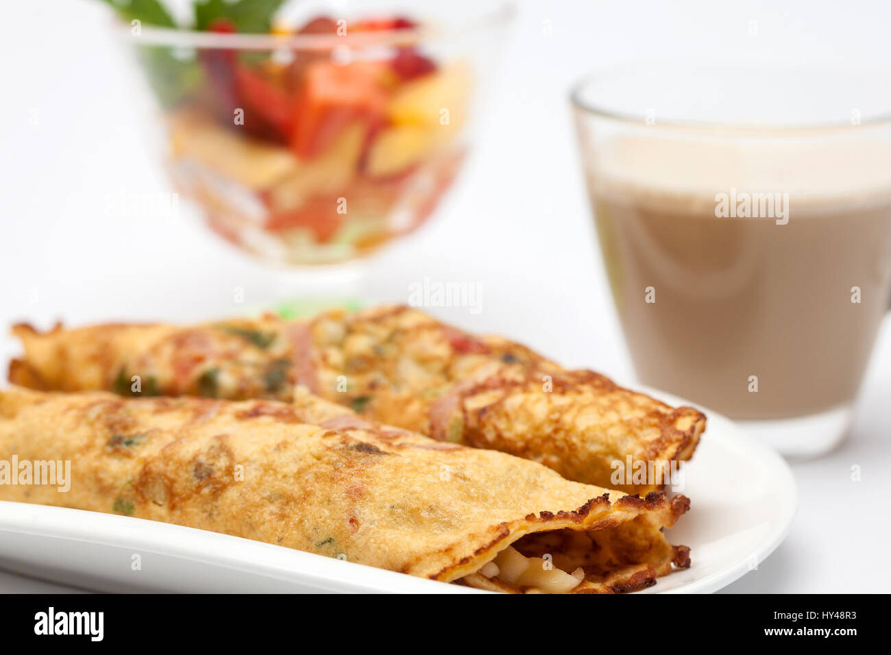 Préparation : Omelette omelette délicieux petit déjeuner avec café et fruits Banque D'Images