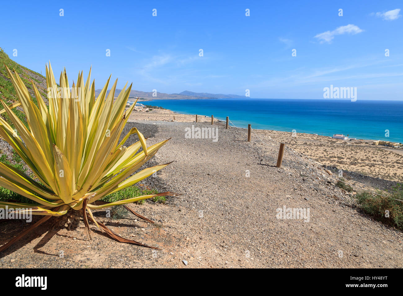 Sentier du littoral le long de l'océan dans la ville de Costa Calma, Jandia peninsula, Fuerteventura, Îles Canaries, Espagne Banque D'Images