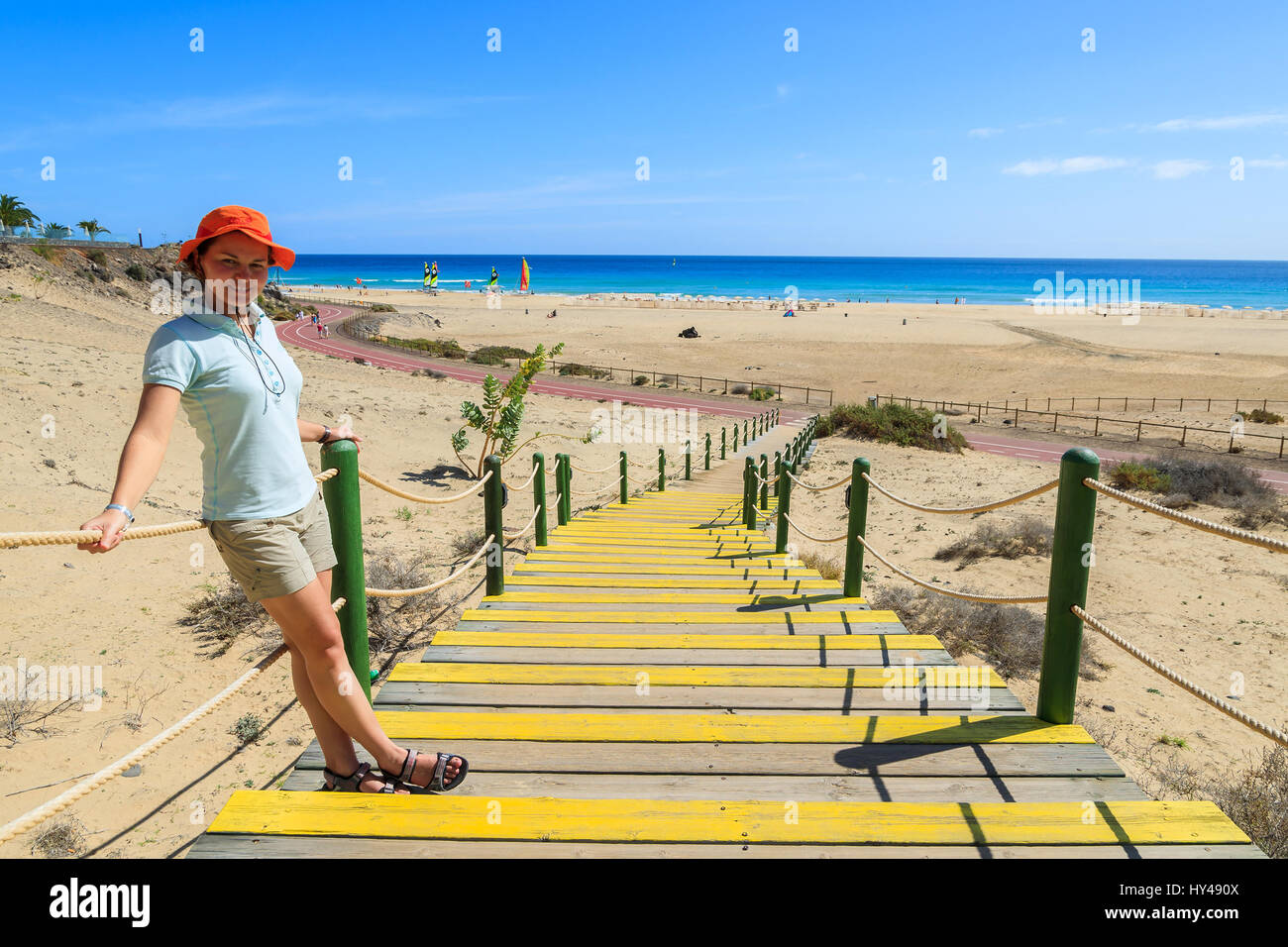 Jeune femme debout touristiques sur les étapes pour beach sur la Péninsule de Jandia, Fuerteventura, Fuerteventura, Îles Canaries, Espagne Banque D'Images