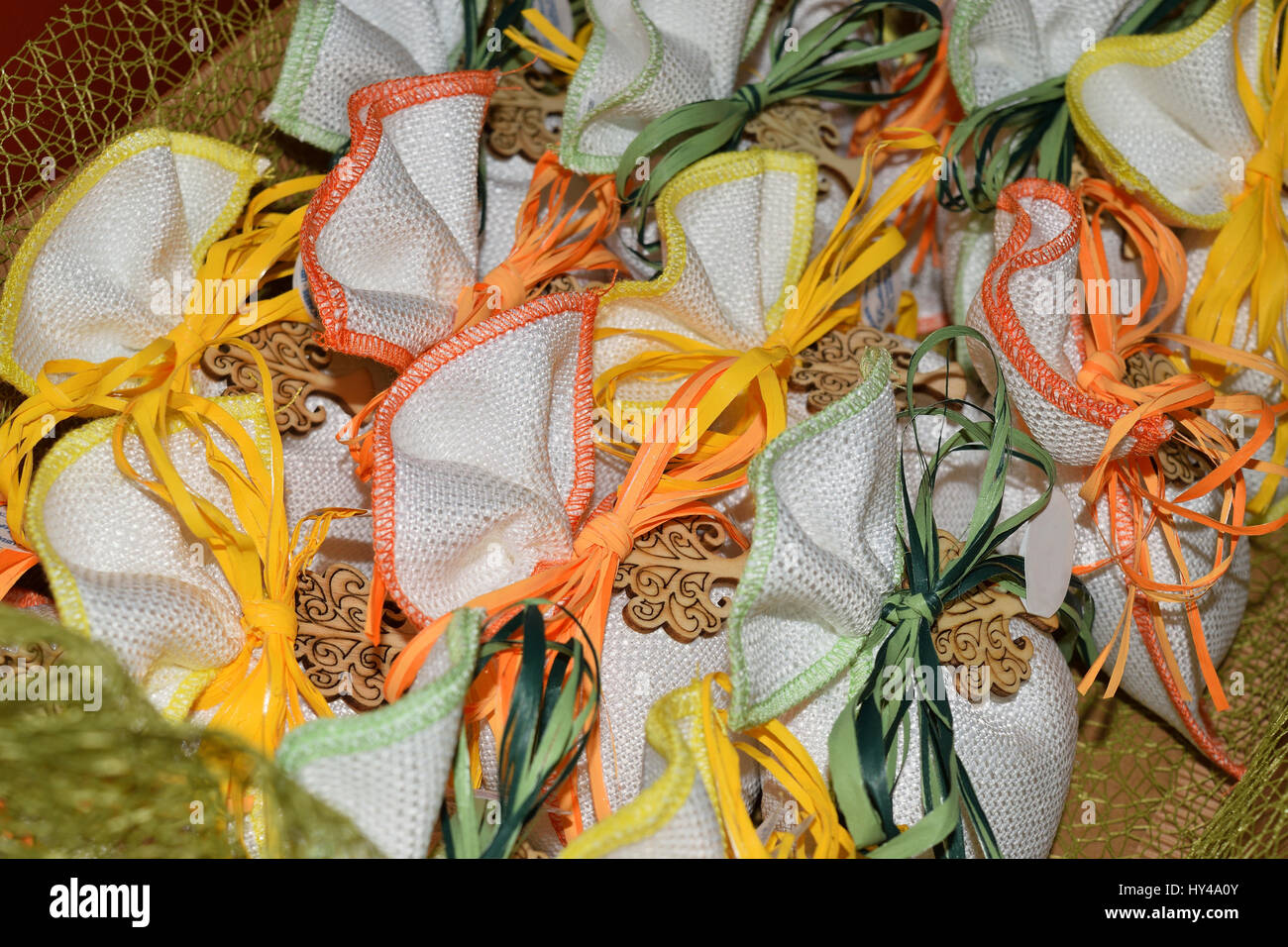 Petit sac de jute décorée et remplie de confetti Banque D'Images