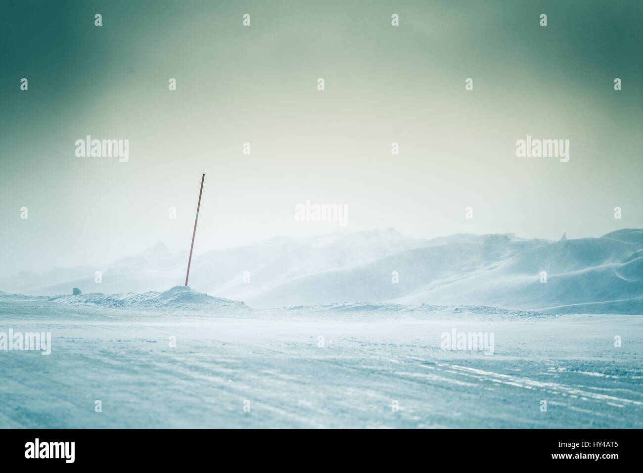 Une belle, artistique, paysage minimaliste avec beaucoup de neige dans l'hiver norvégien Banque D'Images