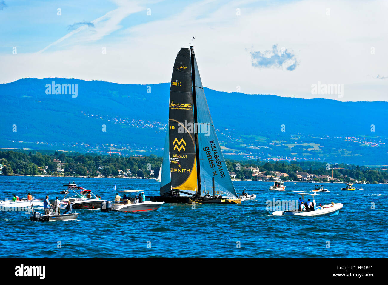 Bateau à voile Ladycat SUI 10 powered by Spindrift Racing racing dans la  course de voile Bol d'Or Mirabaud sur le Lac Léman, Genève, Suisse Photo  Stock - Alamy