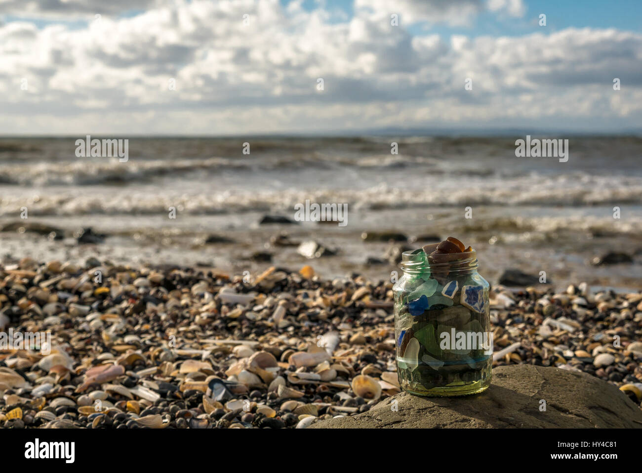 Perspective basse close up of collection de mer beachcombed en verre bocal en verre, East Lothian, Scotland, UK, aux beaux jours Banque D'Images
