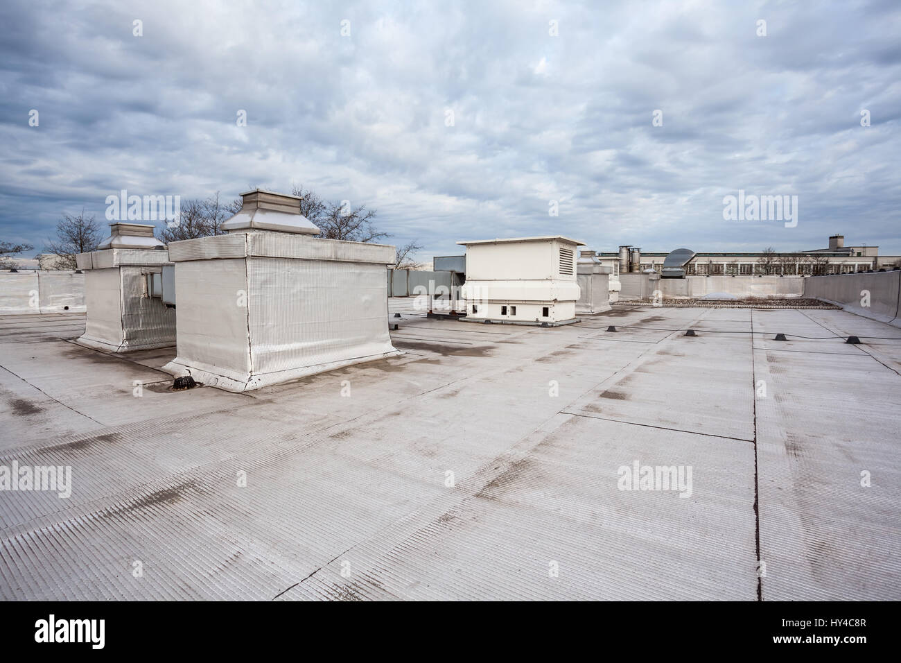 Sur un toit plat il y a climatisation refroidissement Banque D'Images