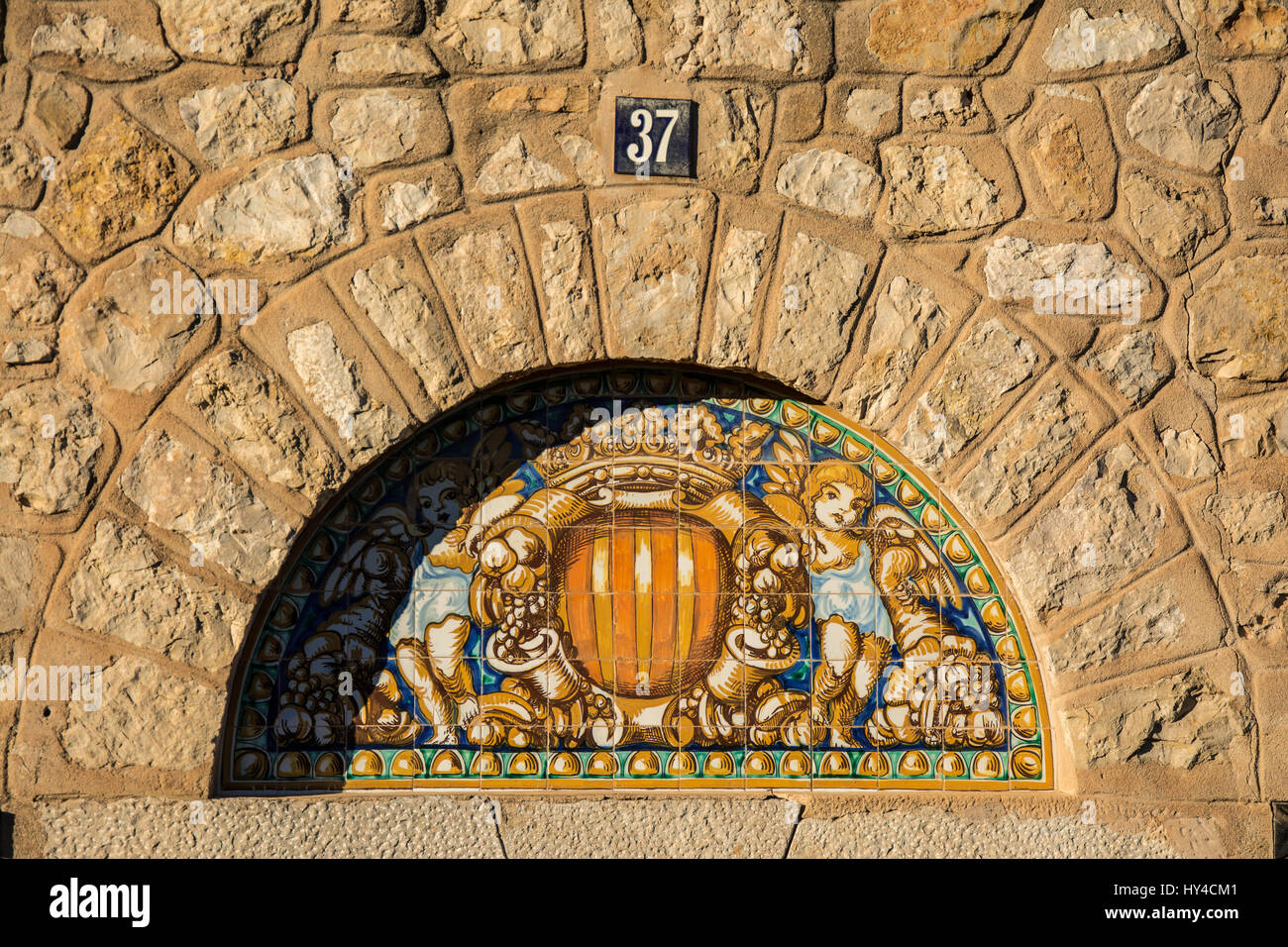 La céramique décorative espagnol ancien arch sur une vieille façade, Emporda, Costa Brava, Catalogne, Espagne Banque D'Images