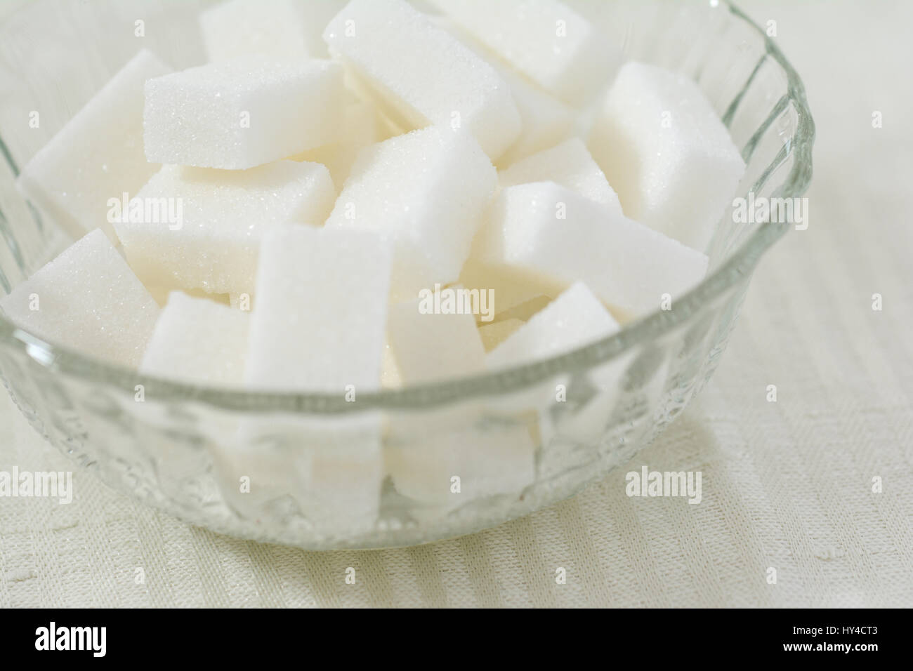 Libre de cubes de sucre blanc dans un bol en cristal Banque D'Images