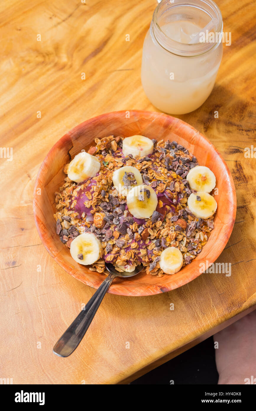 L'Açaï bol à céréales, les bananes, et perfectionner dans un restaurant sur Oahu Hawaii tropical. Banque D'Images