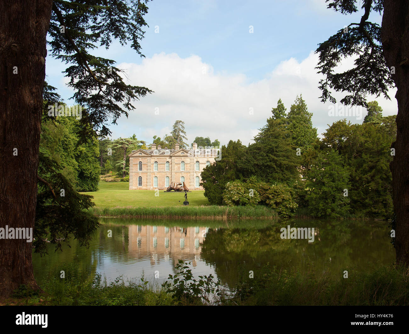 Vue de Compton Verney House sur le lac de Capability Brown Banque D'Images