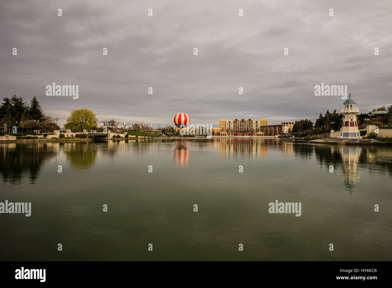 Hôtel New York de l'autre côté du lac Disney dans le Disney Resort à Marne-la-Vallée Paris, France, l'un des nombreux hôtels desservant Euro Disney Banque D'Images