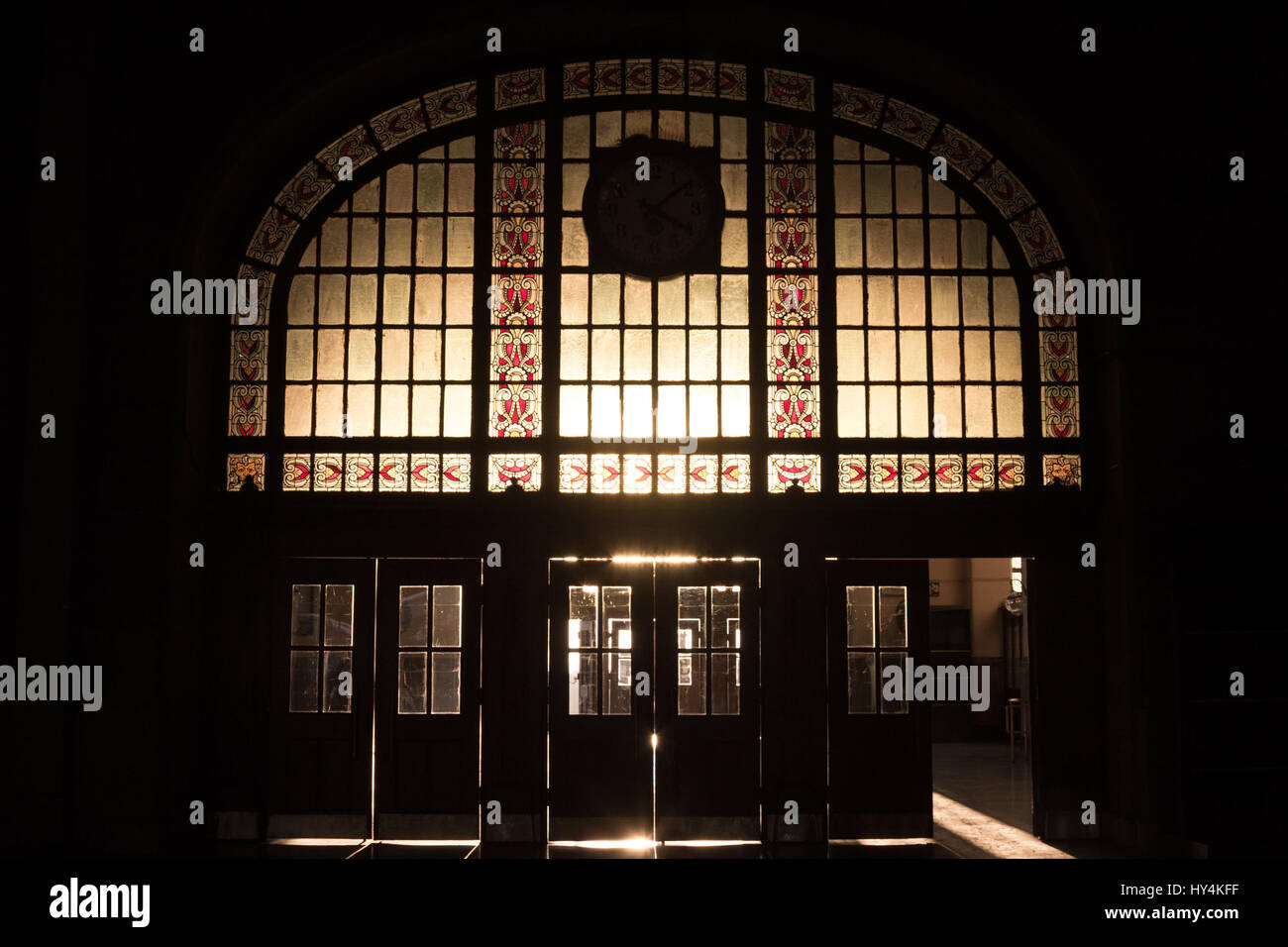 Haydarpasa gare à l'entrée principale dans la lumière, le soleil filtré par les vitraux Art Déco photo de Haydarpasa vitraux Banque D'Images