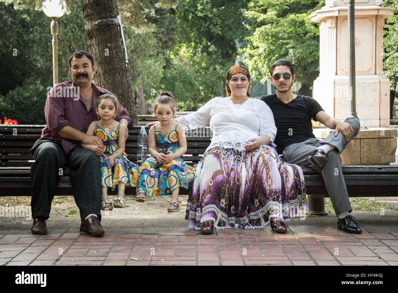 Pancevo, Serbie - juin 13, 2015 : portrait d'une famille rom portant des costumes traditionnels photo d'une famille rom posant pour le photographe alors que nous Banque D'Images