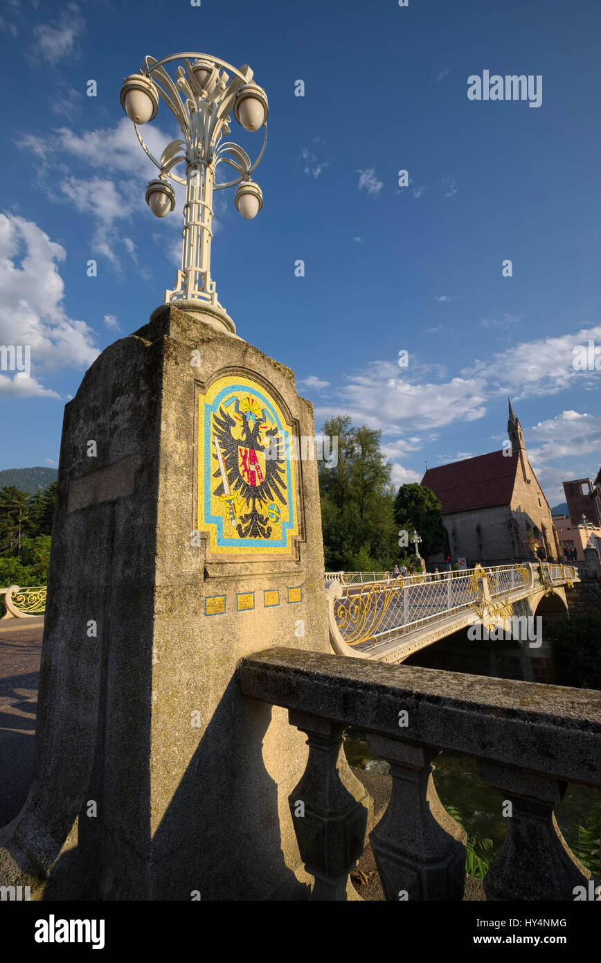 L'Italie, le Tyrol du Sud, Meran, pont, Heiliggeistkirche (église) Banque D'Images