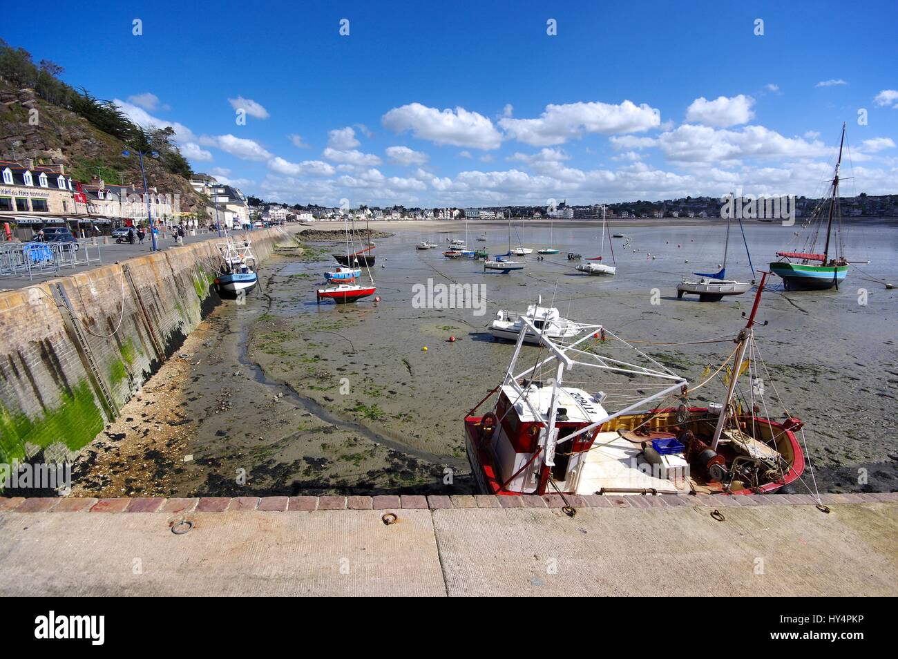 Le port de pêche d'Erquy, Bretagne, France, marée basse Banque D'Images