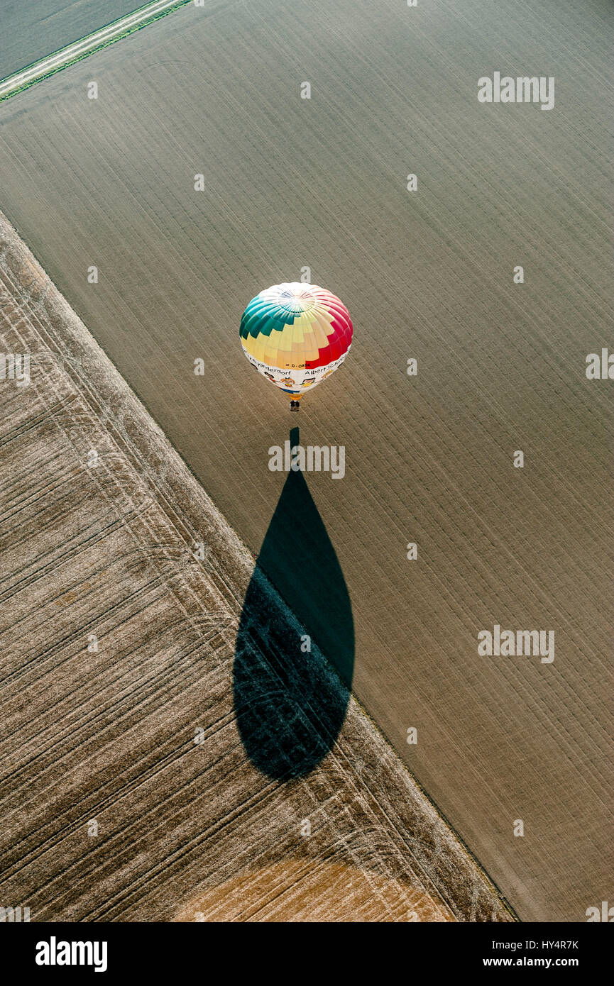 Un ballon à air chaud, long shadow juste avant l'atterrissage sur le terrain Banque D'Images