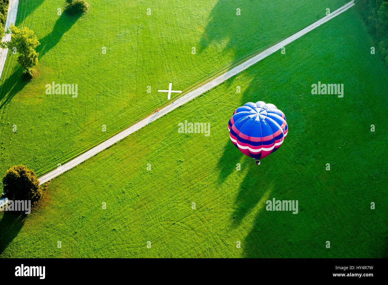 Un ballon à air chaud flottant sur un pré vert de cibler l Banque D'Images