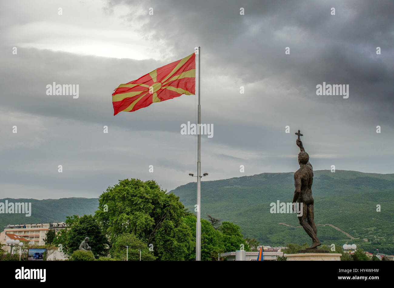 Drapeau macédonien avec "Epiphanie" monument à Ohrid, Macédoine Banque D'Images