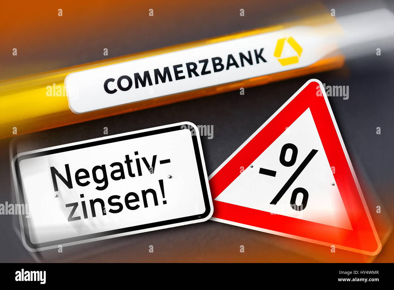 Avec avertissement signe pourcentage négatif et la Commerzbank stylo à bille, symbolique, d'intérêt négatifs photo mit Warnschild negativem Prozentzeichen und Commer Banque D'Images