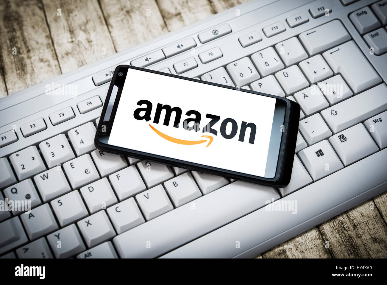 Smartphone avec Amazon logo sur le clavier de l'ordinateur, smartphone  Amazon-Logo Computertastatur mit auf Photo Stock - Alamy
